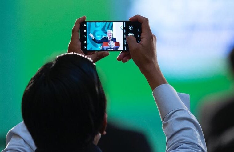 AMLO considera reforma al artículo 33