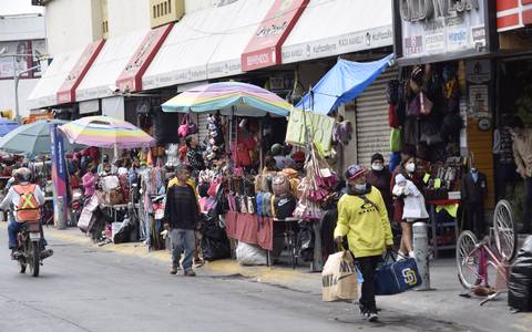 Comerciantes de Zona Piel ofertan sus productos en la calle