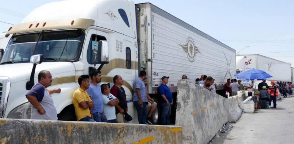 Greg Abbott advierte a AMLO que reinstalará revisión a camiones si no frena la migración