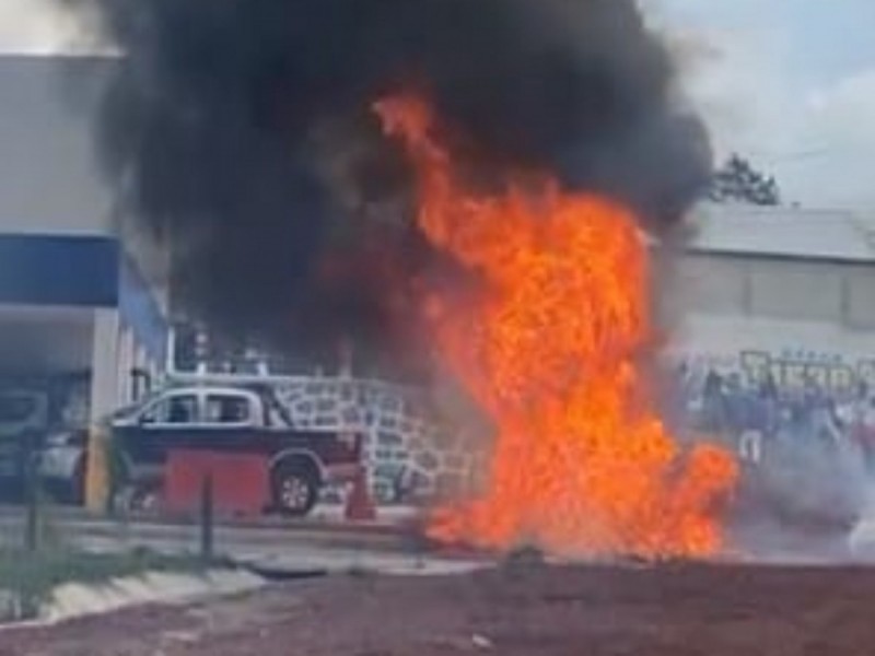 Pobladores atacan presidencia municipal y queman patrullas en Tlaxcala