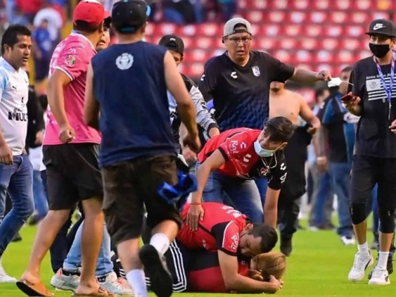 Responsables de 5M no podrán acercarse a estadios en tres años