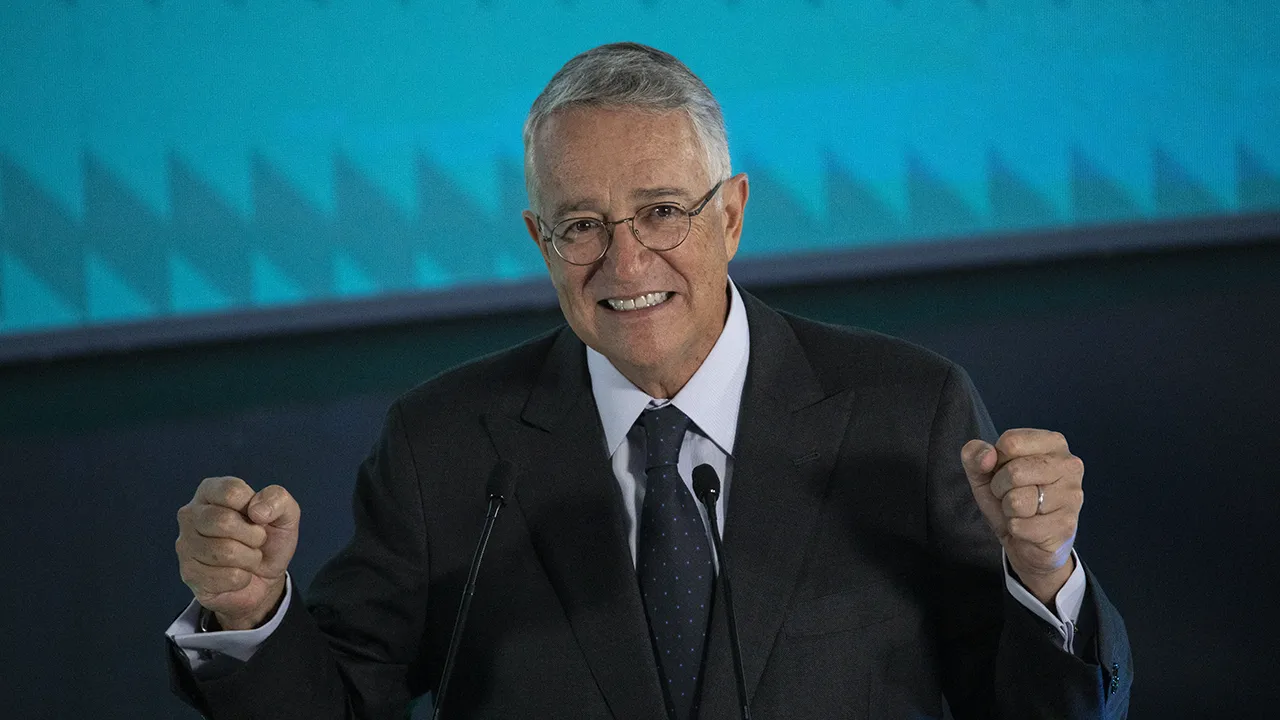 La batalla judicial entre TV Azteca y la Ciudad de México: Sheinbaum exige a Salinas Pliego pago de deudas después de revocación de protección judicial.