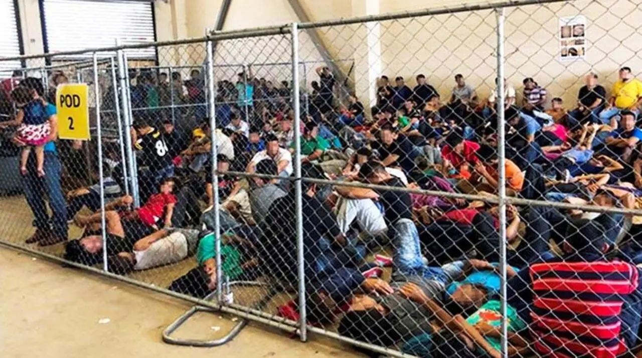 Trump enfrenta acusación de violencia de Estado: denuncias de abuso y trato inhumano a migrantes conllevan graves implicaciones políticas y éticas.