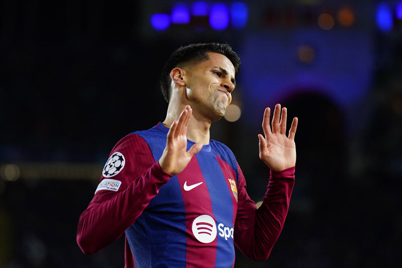 "El Barça hace historia: ofrecen un contrato multimillonario para atraer de vuelta al leyenda portugués Joao Cancelo"
